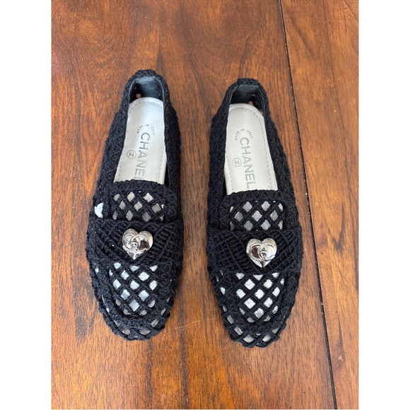 New with box CHANEL Black Crochet Loafers with Heart interlocking, size 37,5 - Picture 2 of 16